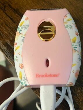 Portable Brookstone Ladies Rechargeable Electric Shaver w/Charge Cord